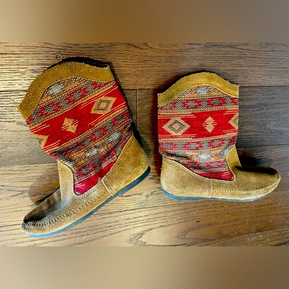 Minnetonka suede patterned short boots SIZE 7 - Picture 1 of 6